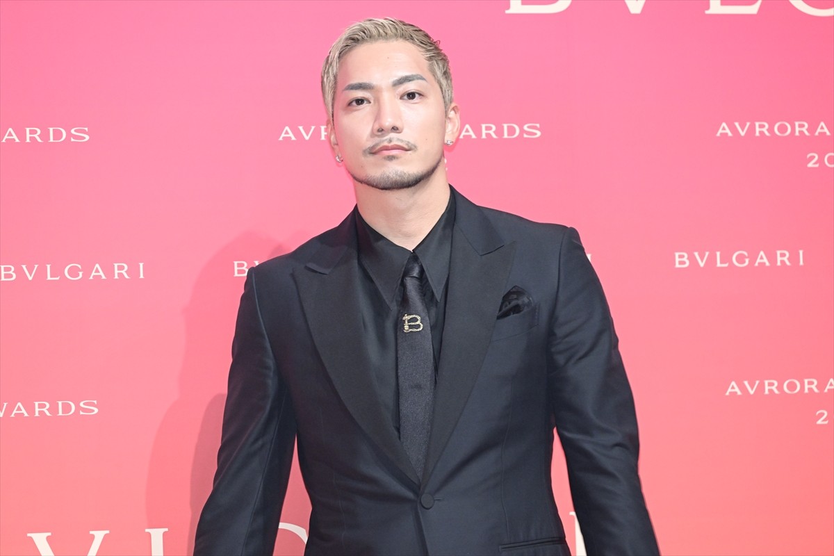 山下智久、ブラックスーツでスタイリッシュに登場　2022年は「幸せな一年を過ごせた」