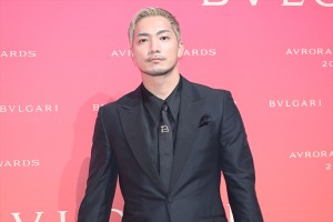 SWAY、「BVLGARI AVRORA AWARDS 2022」ゴールデンカーペットセレモニーに登場