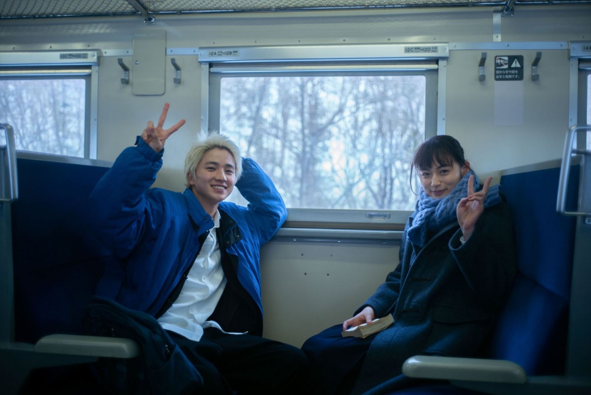 『First Love 初恋』Netflixで5日間連続1位！　満島ひかり×佐藤健らメイキング写真一挙公開