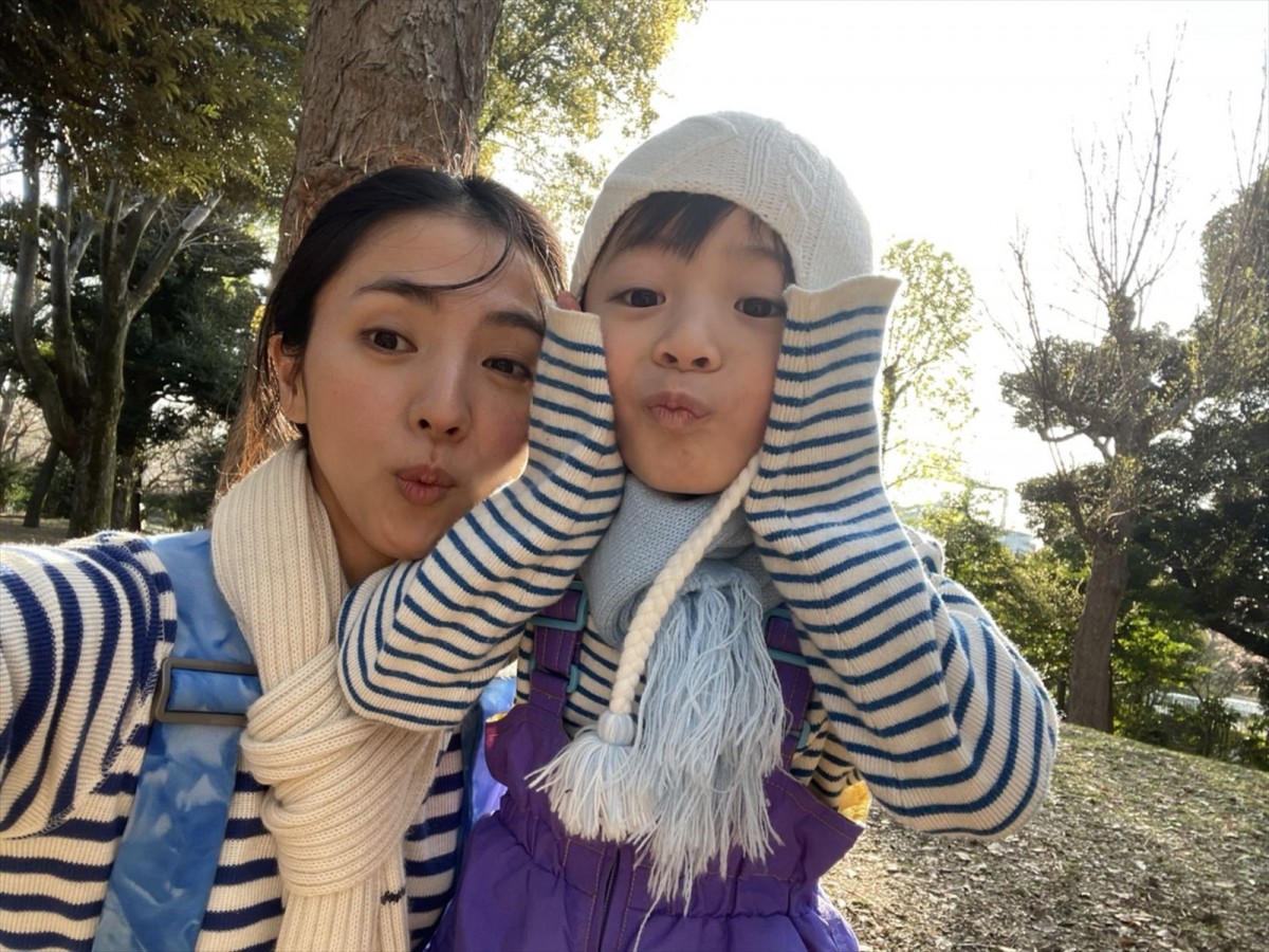 『First Love 初恋』Netflixで5日間連続1位！　満島ひかり×佐藤健らメイキング写真一挙公開
