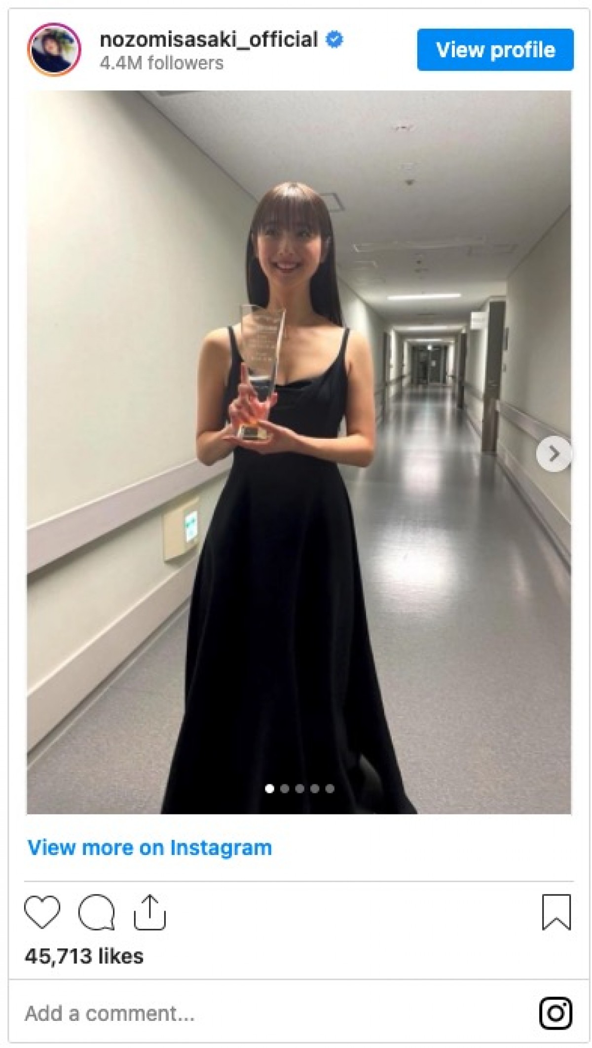 佐々木希、ブラックロングドレス姿を披露「日本一美しい」「ジュエリーより輝いてます」