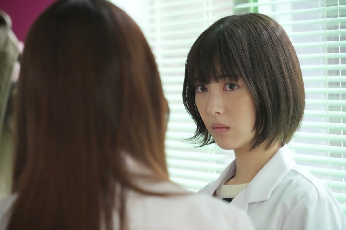 『ドクターホワイト』第3話　“白夜”浜辺美波、保護者を名乗る人物の登場に意外な反応
