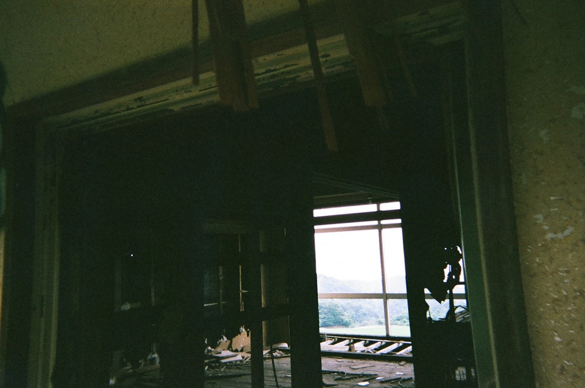 天井が剥がれ落ちた坪野鉱泉内部の様子も　『牛首村』Koki，ら撮影のスナップフォト公開
