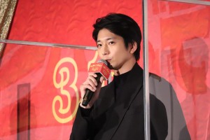 向井理、映画『ウェディング・ハイ』完成披露舞台あいさつに登場