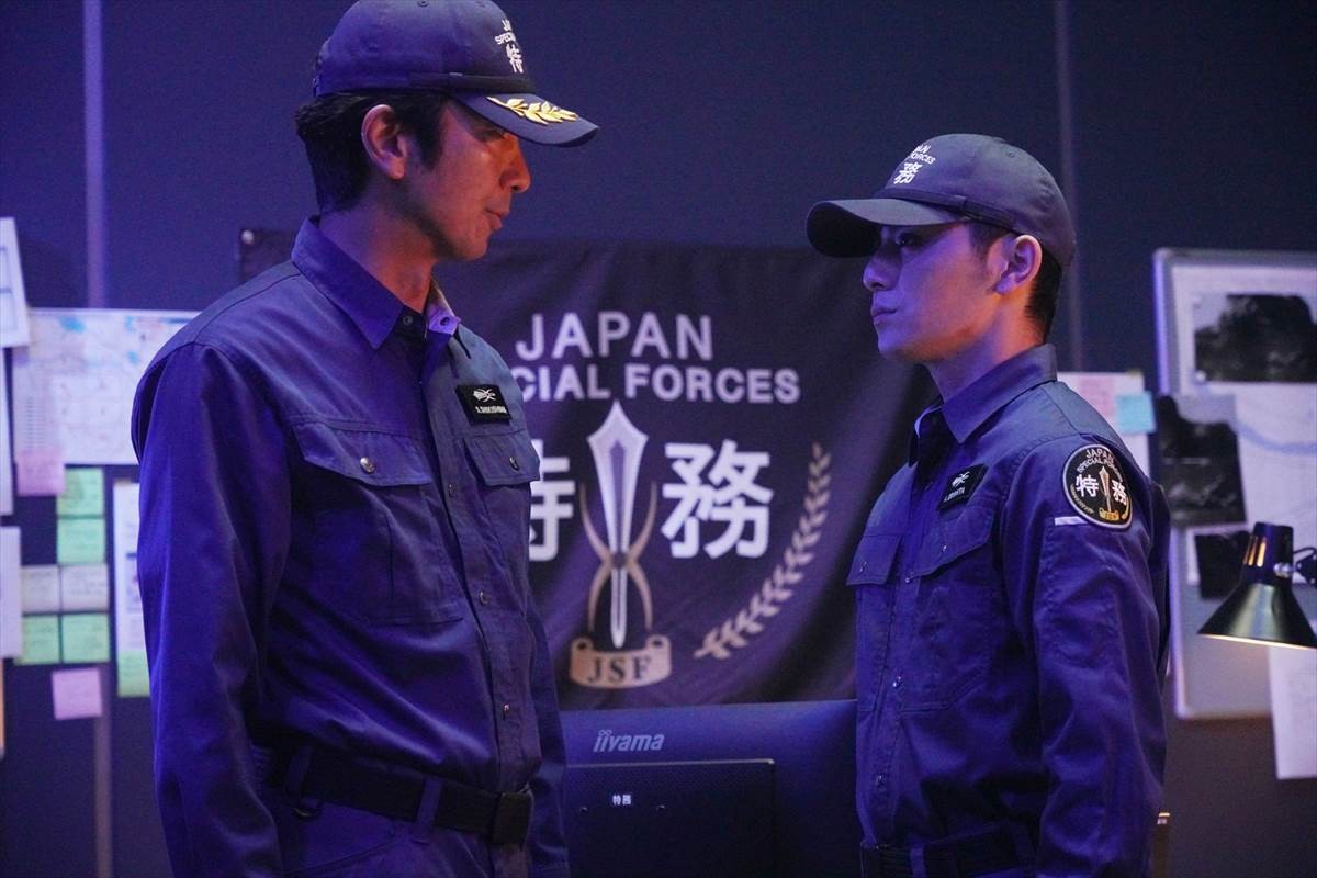 映画『大怪獣のあとしまつ』場面写真(左から)眞島秀和、山田涼介