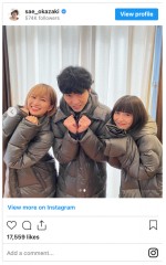 岡崎紗絵、柄本佑、浜辺美波が並んで“ぶりっ子ポーズ”　※「岡崎紗絵」インスタグラム