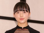 【写真】清原果耶、セーラー服＆紺ソックス姿に絶賛の声「可愛いすぎる」「強すぎます」