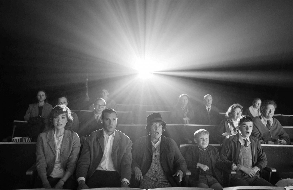 賞レース席巻『ベルファスト』場面写真到着　美しいモノクロ映像で写し出す愛に満ちた記憶