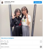 “日向坂46ポーズ”を取る森田ひかる（左）と“櫻坂46ポーズ”を取る齊藤京子（右）　※「日向坂46・齊藤京子」インスタグラム