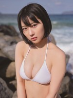 【写真】“グラビア界のニューヒロイン”HKT48田中美久20歳、極寒ビーチで魅せた白ビキニ姿