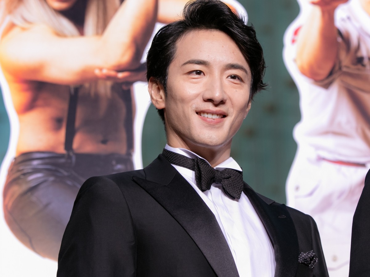 伊藤英明、素肌にデニムベストの主演作に自虐PR　「これじゃないよ感」