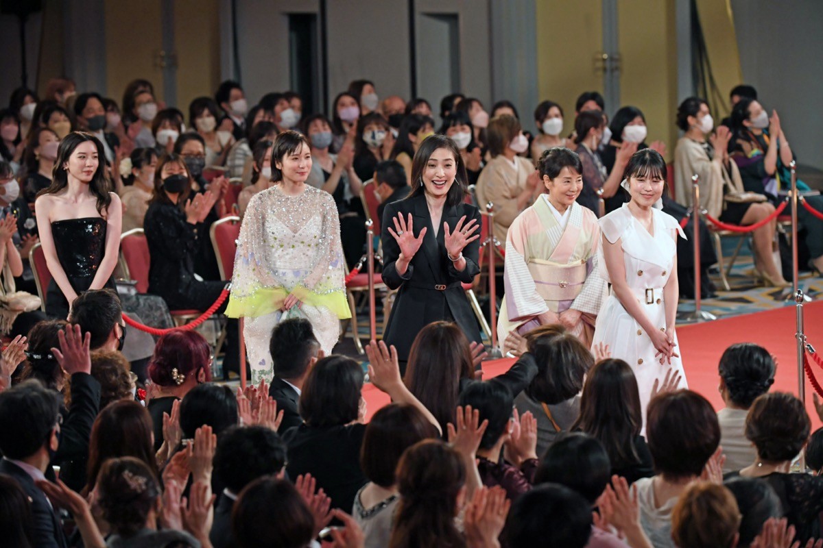 ＜第45回日本アカデミー賞＞豪華俳優・女優陣、レッドカーペットに華やかな装い