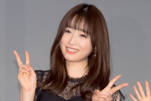 映画『おそ松さん』公開記念舞台あいさつに登場した高橋ひかる