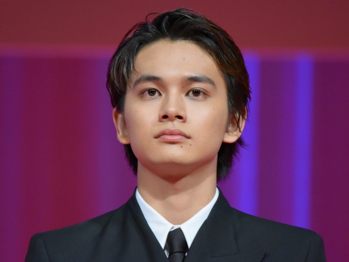 北村匠海、“女装”ジュート姿でクランクアップ　「美少女」「別人！綺麗すぎる！」の声