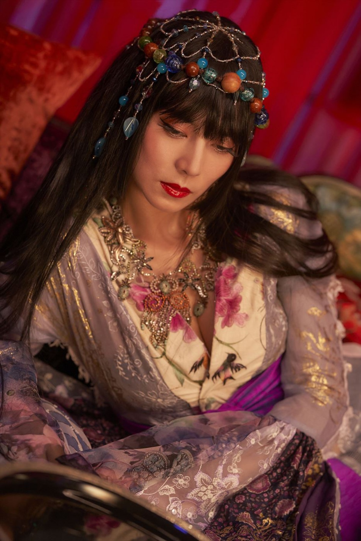 柴咲コウ「毎回ファッションショーのような気分」　『ホリック xxxHOLiC』侑子の衣装写真解禁