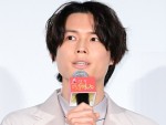 【写真】『ホリック』初日舞台あいさつに登壇した松村北斗、すらり全身ショット