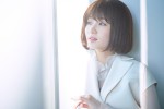 ドラマ『花嫁未満エスケープ』（テレビ東京系）で主演を務める岡崎紗絵