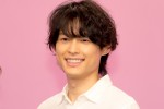 ドラマ『恋なんて、本気でやってどうするの？』制作発表に出席したSixTONES・松村北斗