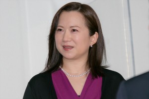 和久井映見、『劇場版ラジエーションハウス』完成披露舞台あいさつに登場