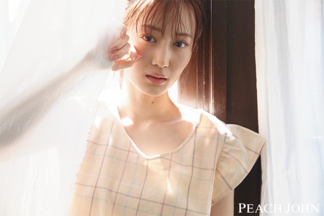 乃木坂46・山下美月、ルームウエア姿を披露！　「PEACH JOHN」夏の新作を着こなす