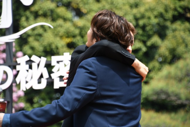 エディ レッドメイン 3年4ヵ月ぶり5度目の来日 宮野真守と熱い抱擁を交わす 22年4月13日 写真 1枚目 映画 ニュース クランクイン エディ レッドメイン 3年4ヵ月ぶり5度目の来日 宮野真守と熱い抱擁を交わす 22年4月13日 写真 1枚目 映画 ニュース クランクイン