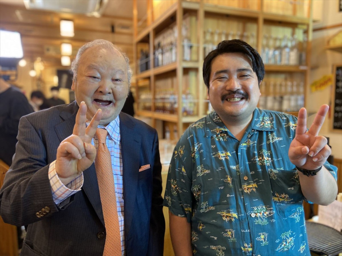 ドラマ『歯無しのグルメ~噛まずにとろける美味い店~』に出演する(左から)加藤一二三、鈴木もぐら(空気階段)