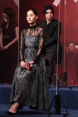 新木優子、映画『バスカヴィル家の犬　シャーロック劇場版』完成報告会に登場