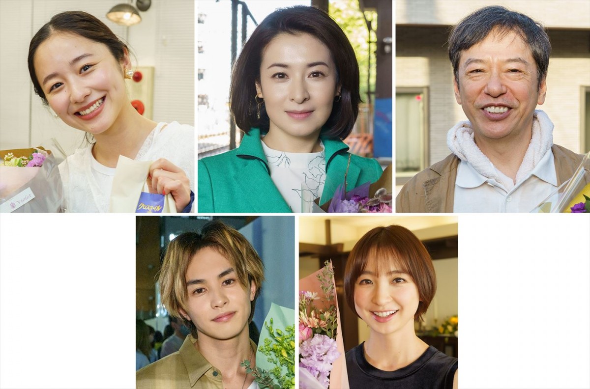 ドラマ『クロステイル ～探偵教室～』よりクランクアップした（上段左から）堀田真由、檀れい、板尾創路、（下段左から）草川拓弥、篠田麻里子
