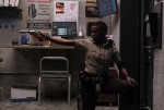 映画『炎のデス・ポリス』正義感あふれる新米警官ヴァレリー（アレクシス・ラウダー）