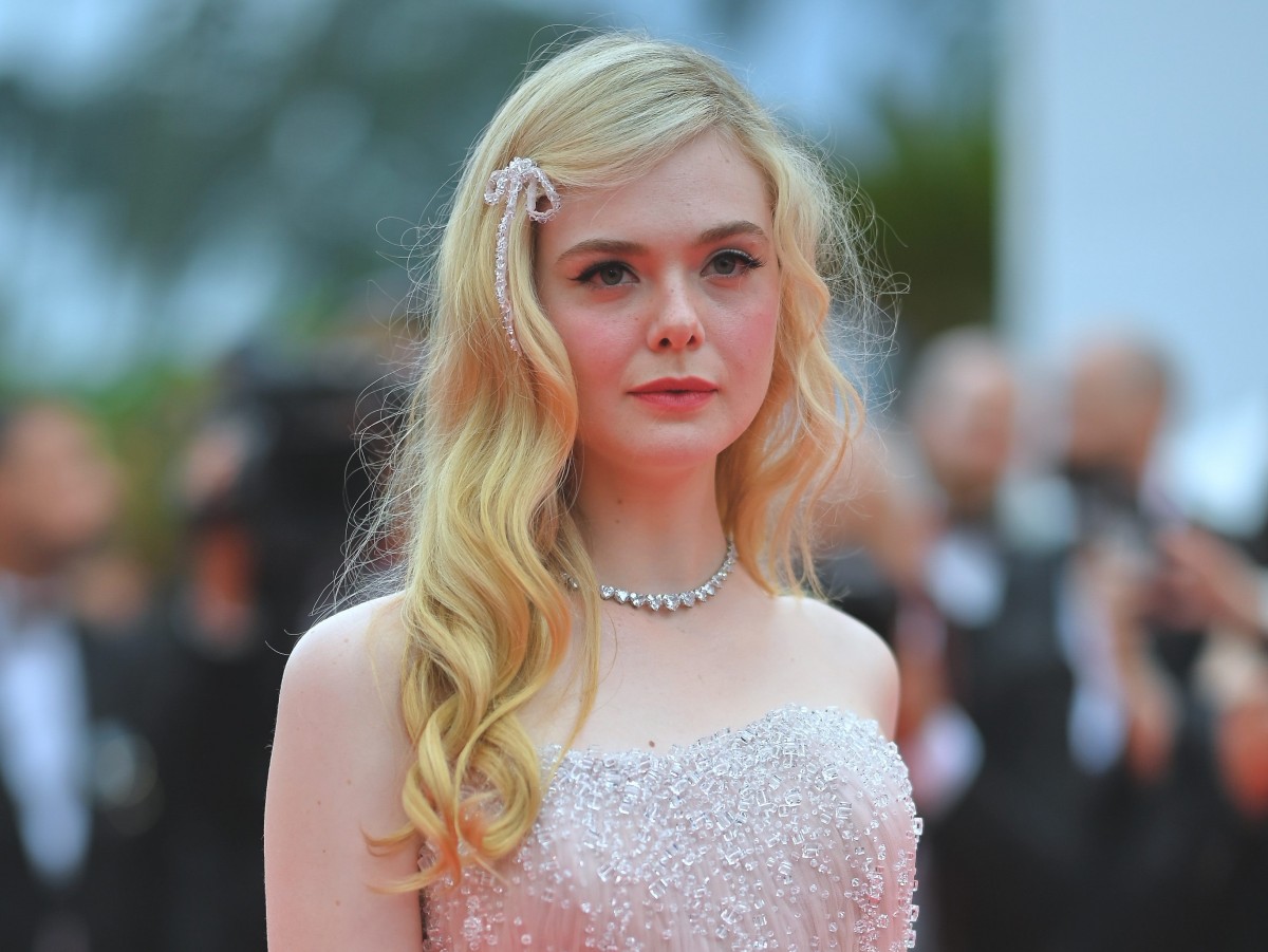 エル・ファニング、可憐なルックで魅了 第75回カンヌ国際映画祭にて