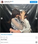 抱き合う西野七瀬（左）と与田祐希（右）　※「乃木坂46・与田祐希」インスタグラム