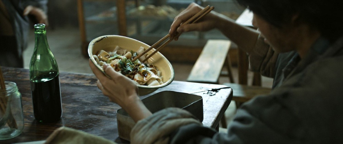 ＜麺の日＞記念　チャン・イーモウ監督『ワン・セカンド』ビャンビャン麺シーン解禁！　画数が多すぎる漢字で話題