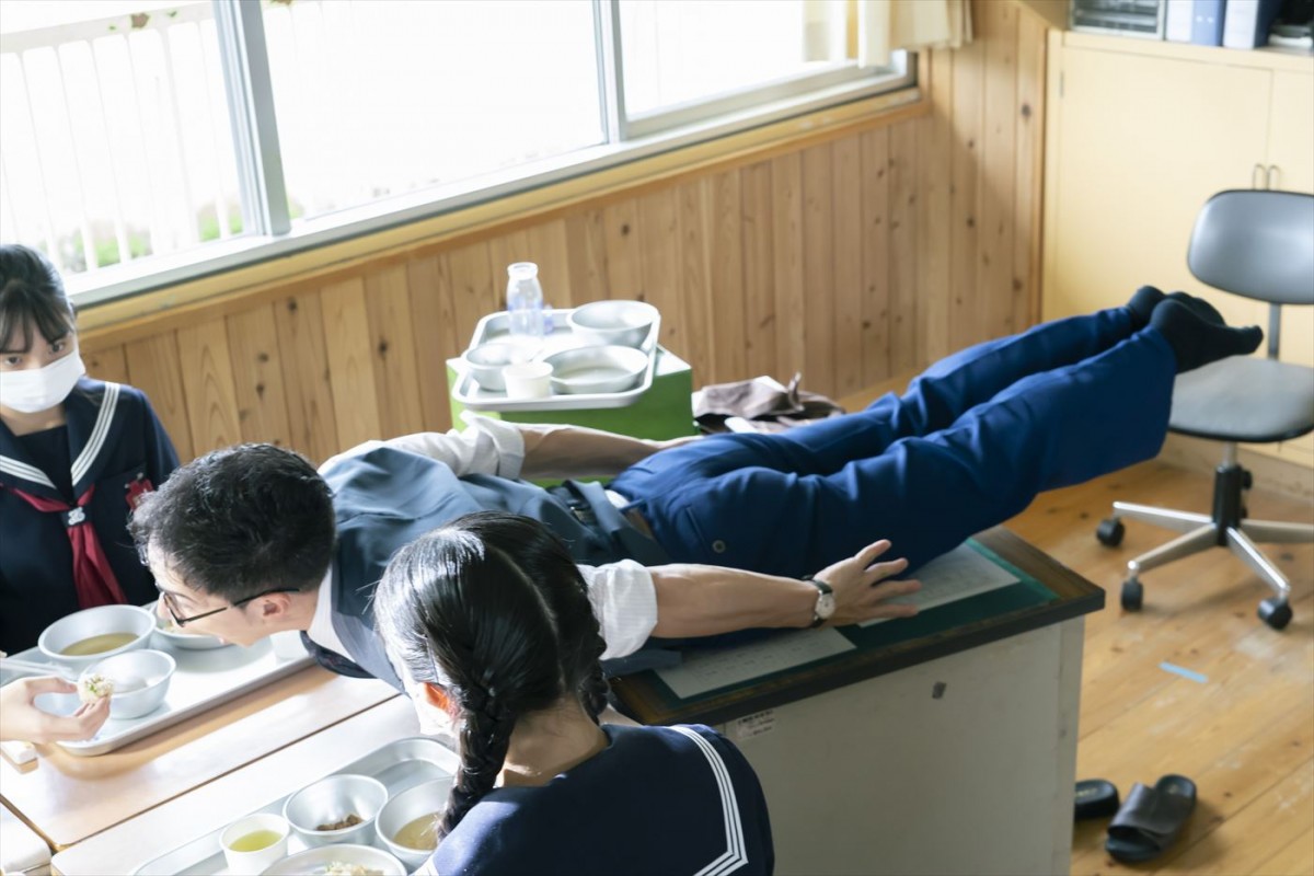 『おいしい給食』で共闘！　市原隼人×綾部真弥監督が明かす、幻のシーン＆“企業秘密”アフレコの裏側