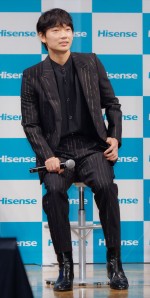 「ハイセンスジャパン 新商品・新CM発表会」に出席した綾野剛