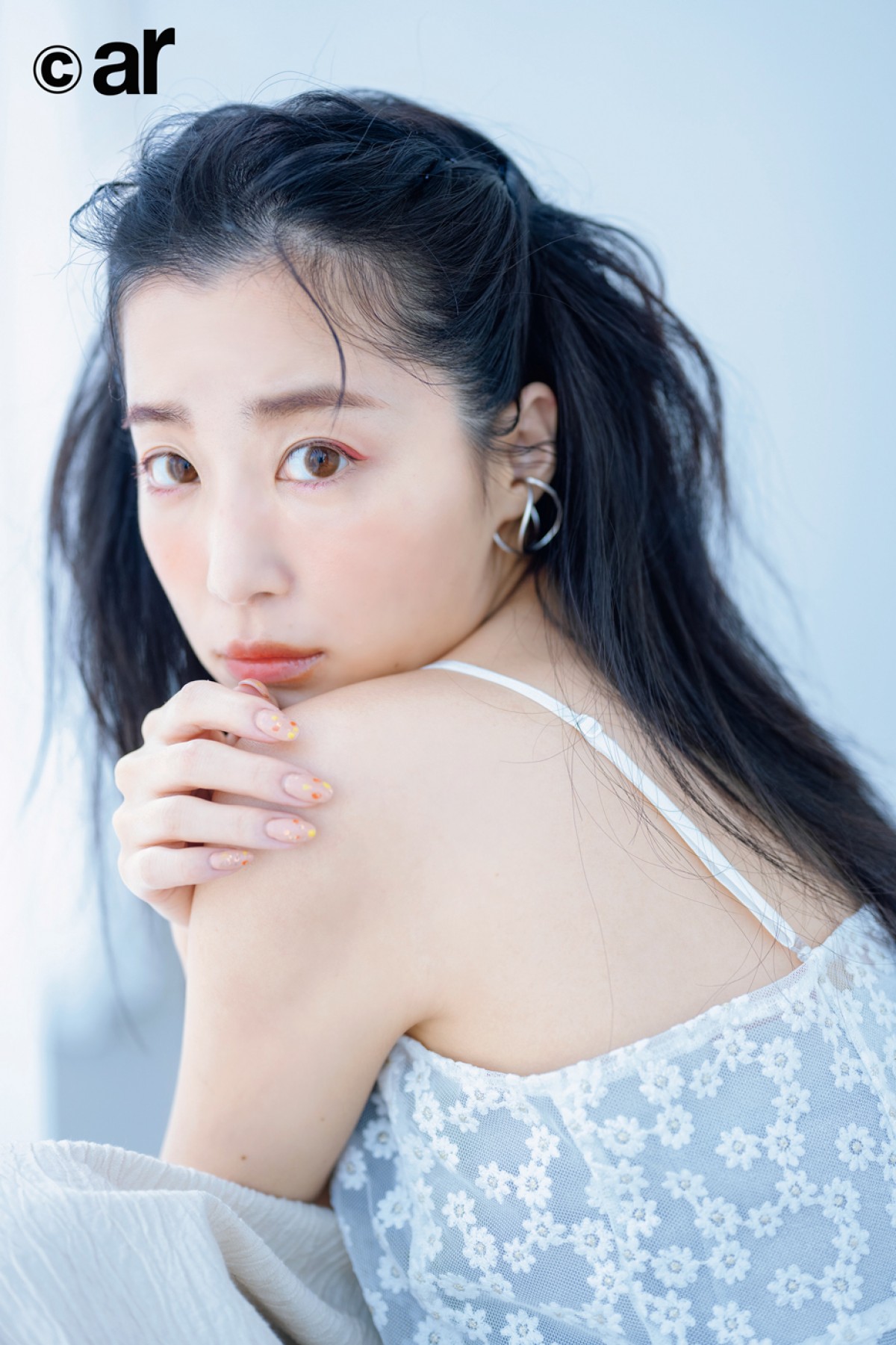 眞栄田郷敦＆吉岡里帆、ブルーTシャツ×デニムのおそろいコーデ　超密着ショット大公開