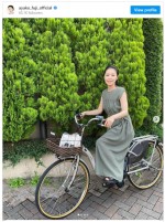 藤あや子、坂本冬美からの誕プレに“初乗車”　優雅な美スタイルでファン魅了