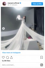 小西真奈美、真っ白なドレス姿の撮影オフショット　※「小西真奈美」インスタグラム