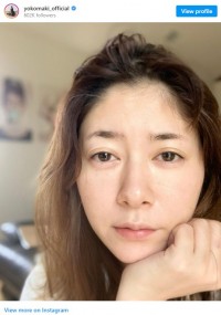 寝起きショットを公開した真木よう子 ※「真木よう子」インスタグラム