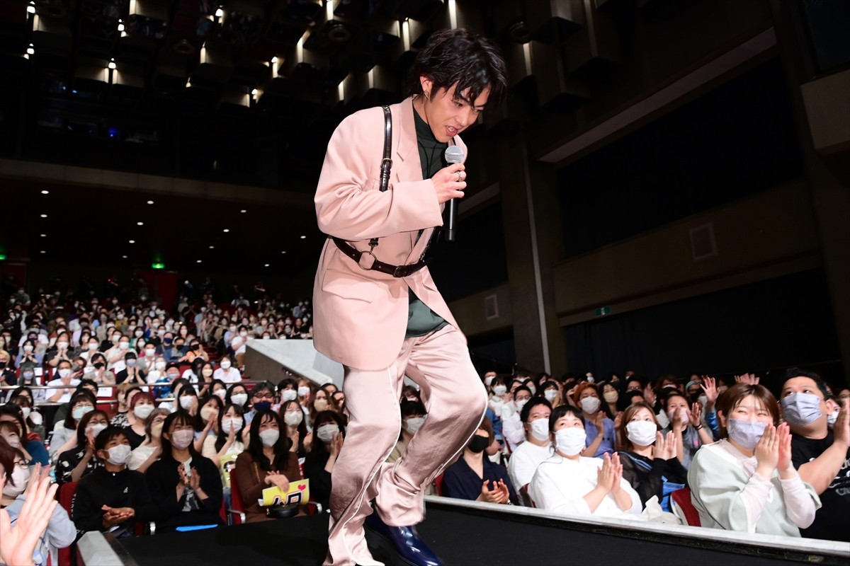 ムロツヨシ暴走　アドリブの“花道歩き”に観客大喜び
