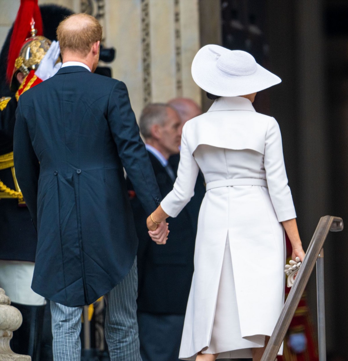 ヘンリー王子＆メーガン妃、手をつないでプラチナジュビリーの記念礼拝に　王室離脱後初イベント