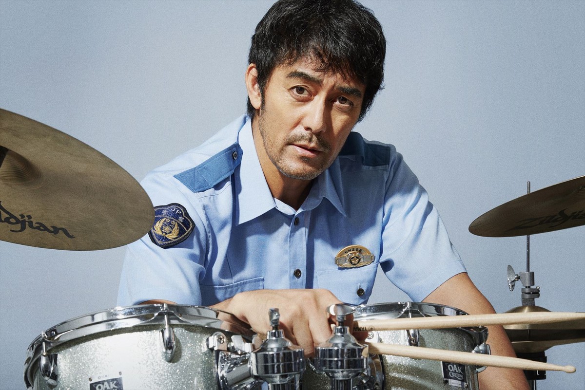 阿部寛が血を流し、もみ合いになり、ドラムを叩く!?　『異動辞令は音楽隊！』場面写真公開