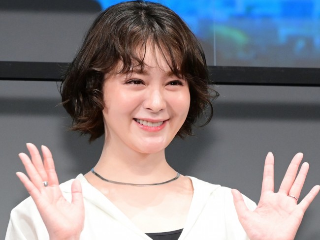 スターチャンネル オリジナルドラマ『5つの歌詩(うた)』完成披露上映会に登壇した貫地谷しほり