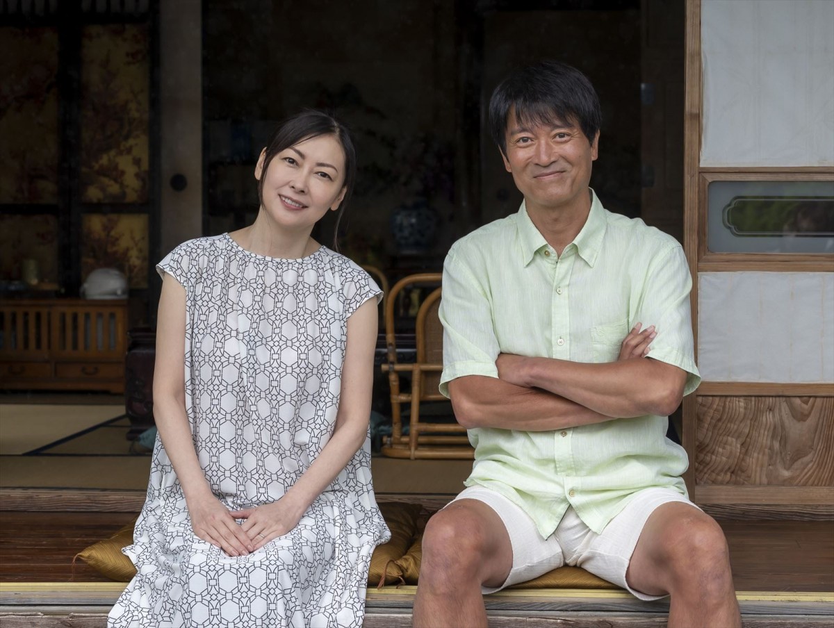 ドラマ『魔法のリノベ』第1話に出演する(左から)中山美穂、寺脇康文