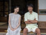 ドラマ『魔法のリノベ』第1話に出演する（左から）中山美穂、寺脇康文