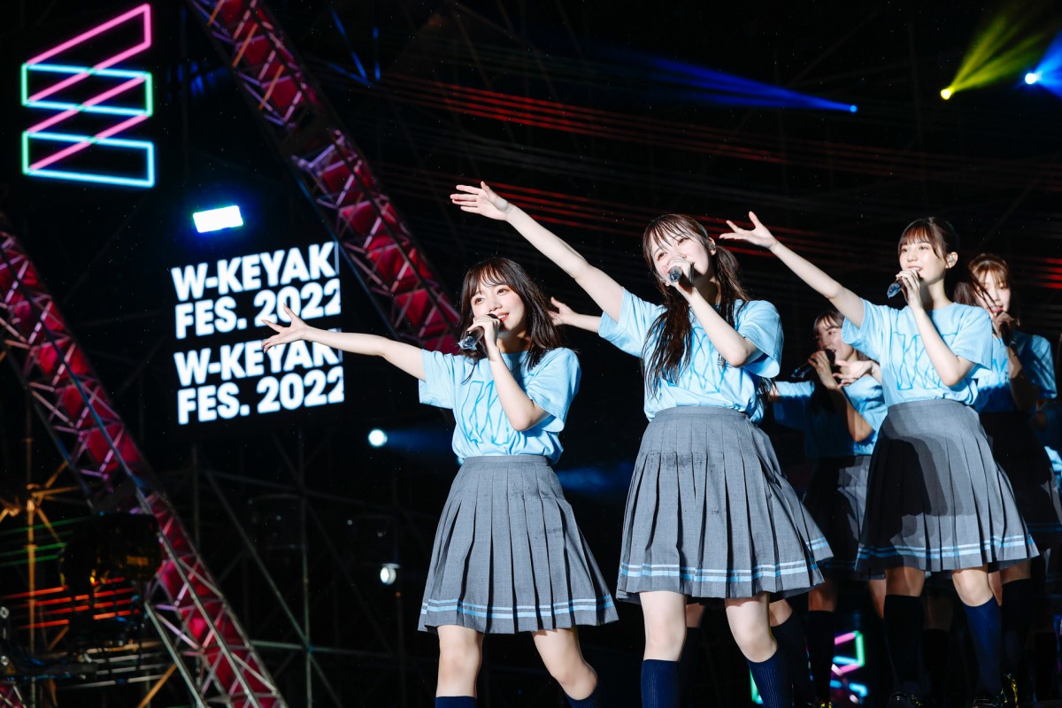 日向坂46、“W-KEYAKI FES.”で欅坂46曲を披露　ラストで会場は欅坂×櫻坂×日向坂カラーに