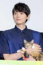 『劇場版 ねこ物件』完成披露上映会舞台あいさつに登場した古川雄輝