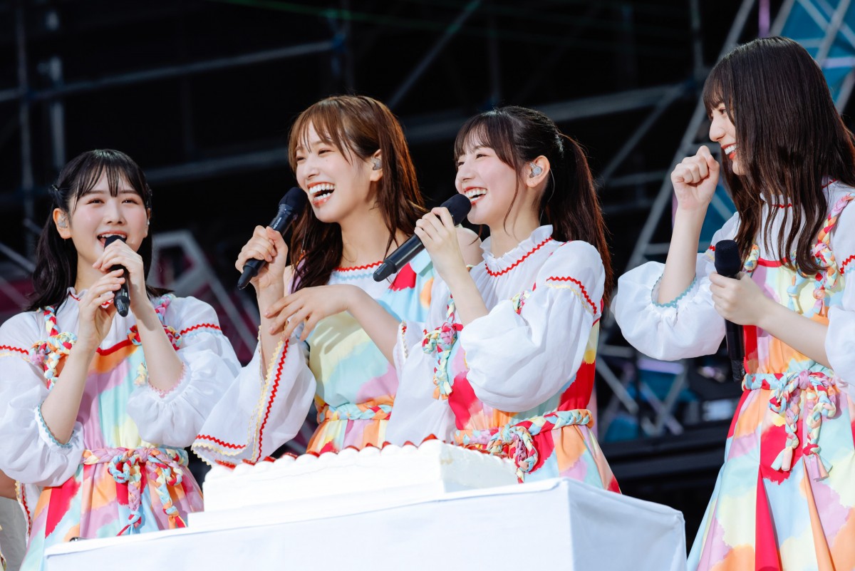 日向坂46、“W-KEYAKI FES.”で欅坂46曲を披露　ラストで会場は欅坂×櫻坂×日向坂カラーに