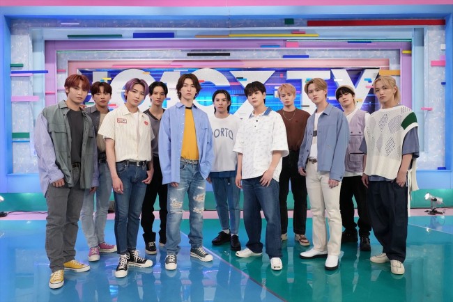 『JO1CX‐TV』に出演するJO1（左から）與那城奨、河野純喜、川尻蓮、佐藤景瑚、金城碧海、川西拓実、豆原一成、鶴房汐恩、白岩瑠姫、木全翔也、大平祥生
