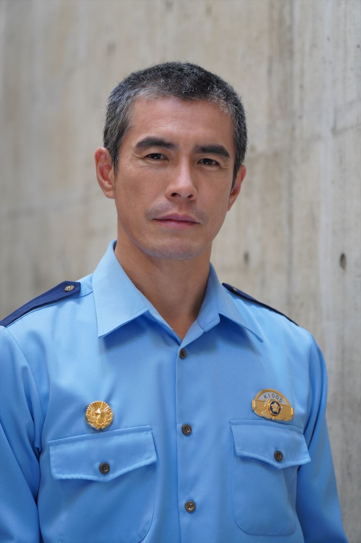 伊藤英明、丸刈り署長姿を公開　林遣都＆仲野太賀主演『初恋の悪魔』警察署長役