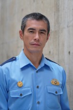 【写真】伊藤英明、丸刈り署長姿を公開　『初恋の悪魔』警察署長役